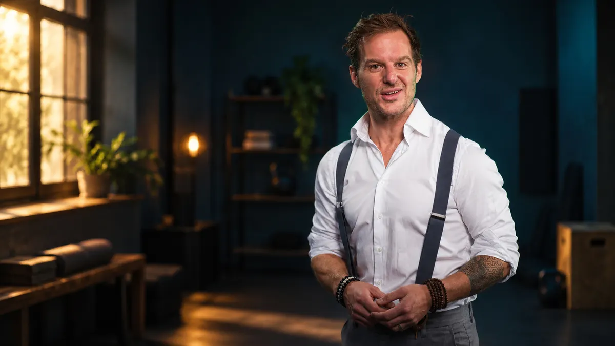 Portret van Bart in een warme ruimte. Foto bewerkt met AI.